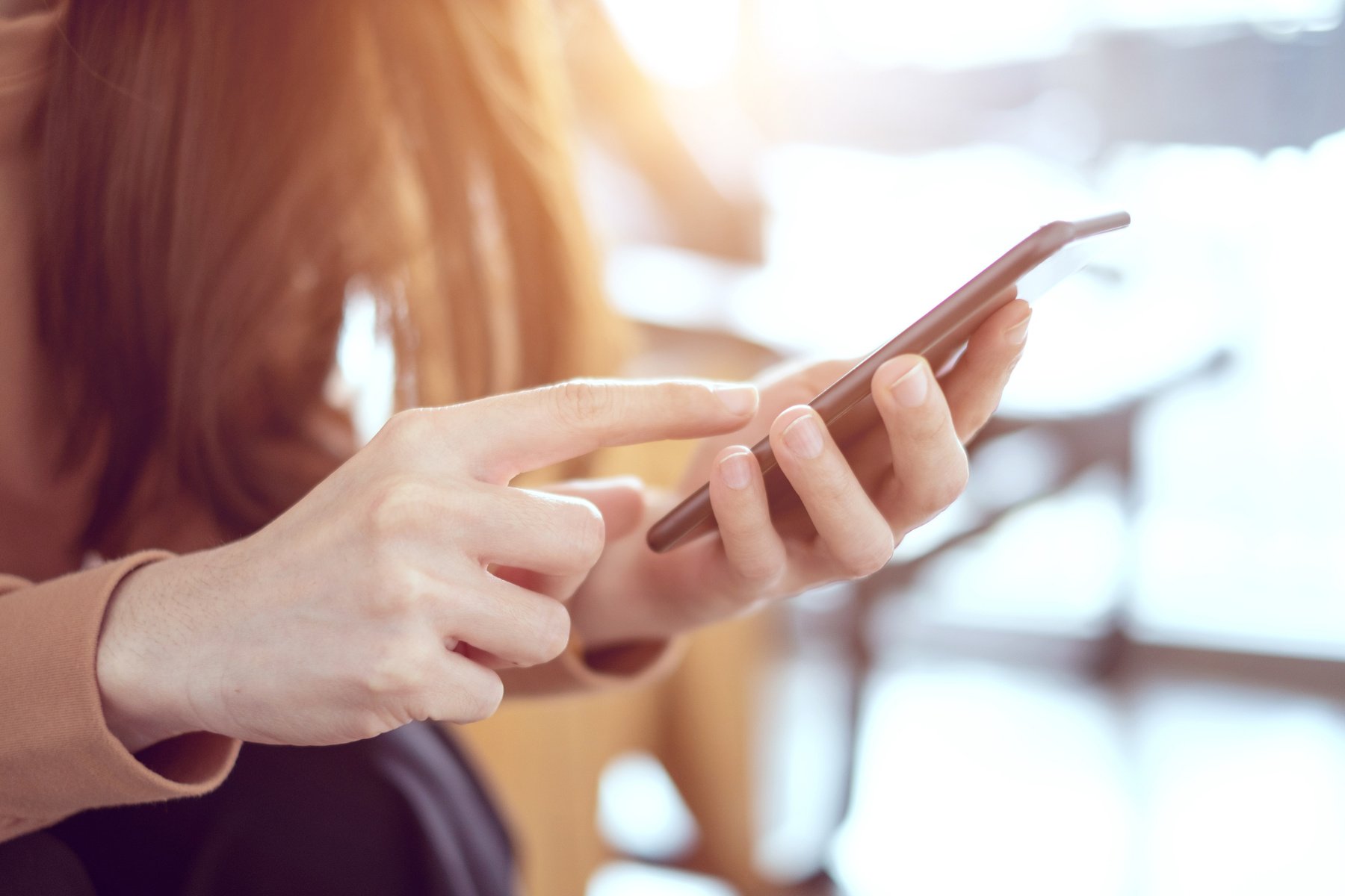 Woman hand holding smartphone.